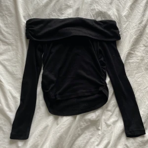 Svart off shoulder tröja - Jättefin off shoulder tröja! Tunt o skönt material🖤