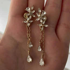 Otroligt fina örhängen, använda en gång  - Väldigt snygga örhängen som passar perfekt till fest, använda en gång på min bal, men de kommer inte till mer användning nu. Alltså bra skick på dem, . allt är intakt. Inte äkta guld, spritas av innan försäljning! 30kr och köparen står för frakten💕