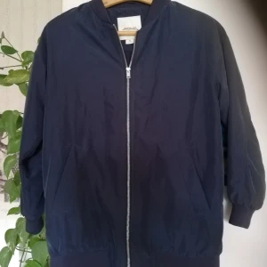 Monki mörkblå sommarjacka vårjacka bomberjacka xs/s - Knappt använd. Jag ser storlek som xs/s. Axelbredd:51 cm. Längd:67 cm. Kan hämtas i Lund eller skickas. 