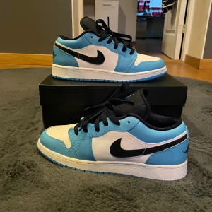 Air Jordans - Air Jordans till salu!  Tillstånd: Aldrig använda Storlek: [eu 39] uk 6 Färg: Vit / Universitetsblå / Svart Pris: [1299kr] Inkluderar: Originalförpackning Frakt: Spårbart via Postnord, köparen betalar fraktkostnaden Kontakt: Hör av dig vid frågor