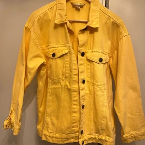 Gul jeansjacka  - Gul jeansjacka 