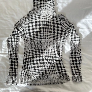Svart vitt tajt tröja - H&M och Richard Allan - H&M tröja i samarbete med brittiska märket Richard Allan. Chic, 1960-talsdoftande kollektion. Tröjan ger en Paris känsla i sin look. Väldigt skön, kall, lätt och stretchig tyg. Använt ganska mycket men är fortfarande i väldigt bra skick. 