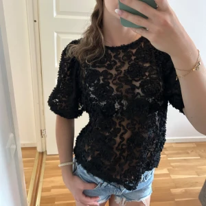 Svart tröja från Gina Tricot💕 - Säljer denna ass fina blusen/tröja från Gina Tricot i storlek S💕