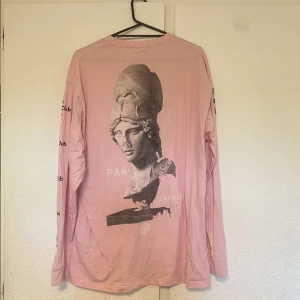 Långärmad tröja  - Säljer en långärmad tröja, strl M overzise från carhartt perks and mini! Den är i mycket bra skick, använd ca 5 gånger! Original pris 450kr! Säljer den för 100kr + frakt!