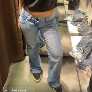 Lågmidjade jeans - Säljer mina ÄLSKADE jeans nu då dom inte kommit till vidare andvändning tyvärr.. men det finns inga defekter förutom att det är lite slitage nere på byxorna. Dom är lite långa på mig (är 160). Skriv för fler bilder eller annat. Midjemått 37 tvärs öve