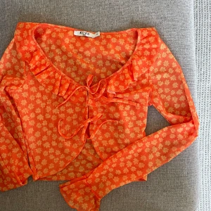 Topp - Säljer denna söta toppen från nakd, storlek 36, säljer för den tyvärr inte längre kommer till användning!☀️