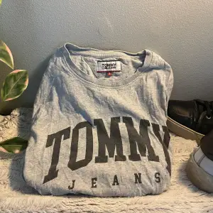 Tommy Hilfiger tröja. I använt skick. I storlek Xs/S. Skriv om ni har några frågor 💭. Priset är inte hugget i sten 💸🤝