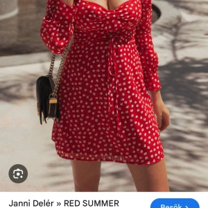 Adoore klänning oanvänd - Oanvänd, liten i storleken