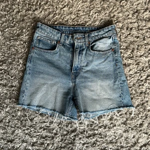 Snygga jeansshorts! - Snygga blå jeansshorts från HM! Endast använda ett antal gånger, är i fint skick! Supersnygg passform! 