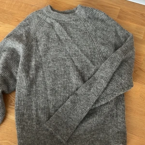 Stickad tröja  - Grå stickad tröja från NAKD. Väldigt bra skick.