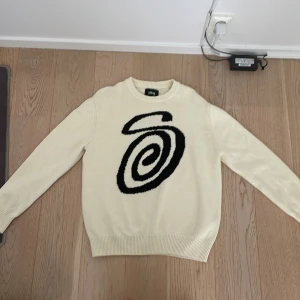 Stussy knit - En stickad stussy tröja i ny skick använt 1 gång. Storlek M. Riktigt skön och snygg. Ny pris ligger runt 2000kr
