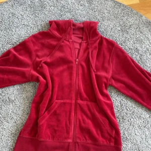 Huvtröja - Vintage röd huvtröja i samma material som gamla Juicy 