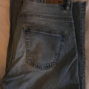 Jeans - Ett par ljusblåa högmidjade oversized jeans från lager 157. Den är i ett väldigt bra skick. Vanliga fickor, inga hål. 