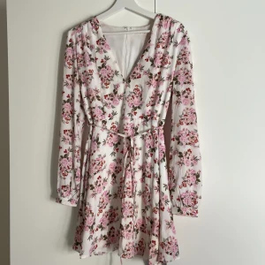 Sommarklänning  - Fin sommarklänning med snöre i midjan och dragkedja i bak. Dubbelt tyg förutom på ärmarna. Använd men ändå i fint skick.