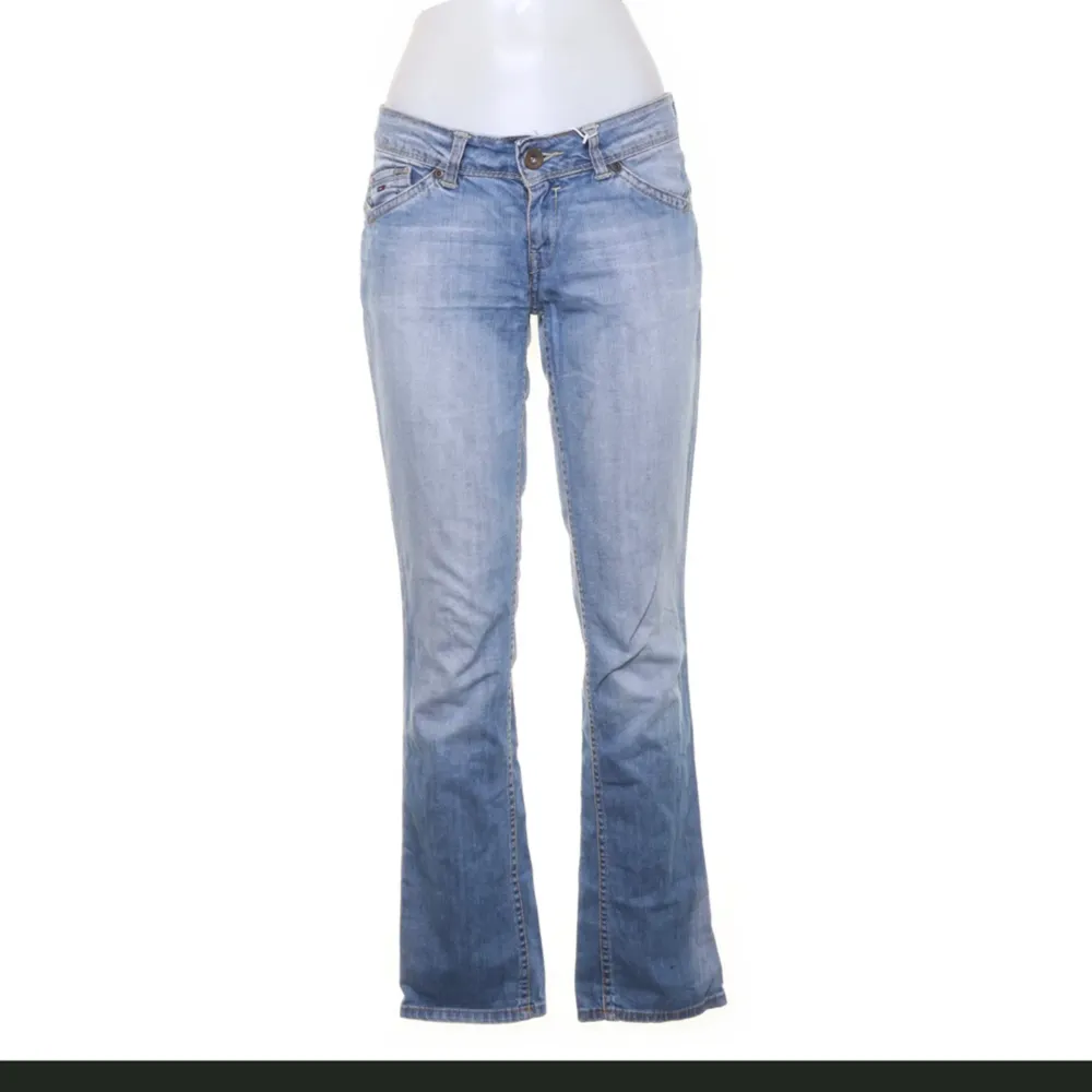 Säljer dessa assnygga jeans jag köpte från sellpy men som är från Tommy Hilfiger❤️ Midjemått: 37 cm raktöver Innerbenslängd:78 cm( perfekt på mig som är 170). Jeans & Byxor.
