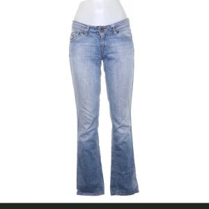 Lågmidjade jeans - Säljer dessa assnygga jeans jag köpte från sellpy men som är från Tommy Hilfiger❤️ Midjemått: 37 cm raktöver Innerbenslängd:78 cm( perfekt på mig som är 170)