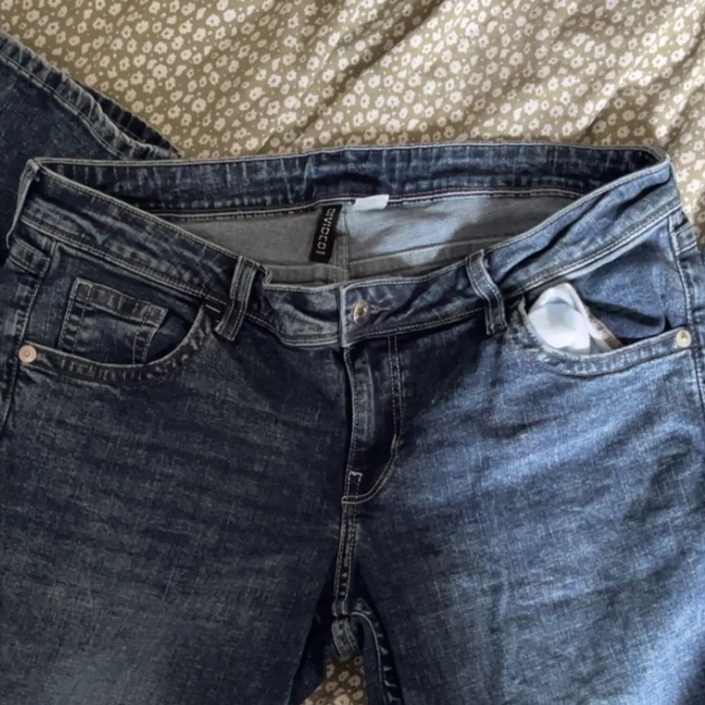 Ett par flared / bootcut jeans jag säljer då jag aldrig använder dem.  Stl 46 men jag fann att de satt tajt på mig som brukar ha storlek 46, så de är mer i Stl 44-42!  Djur i hemmet. Bara skriv om ni har frågor!  Pris kan alltid diskuteras! 😋. Jeans & Byxor.