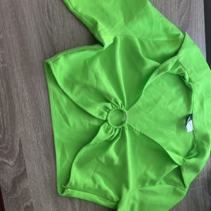 Neon grön party tröja - Sitter tajt storlek XS, inte så stretchigt.