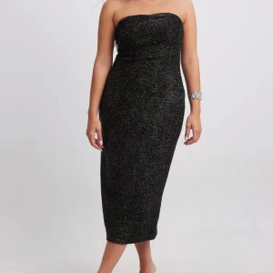 Glittrig klänning  - Glittrig midiklänning från Nakd, i nyskick. Endast använd en gång. Ordinarie pris 499kr 