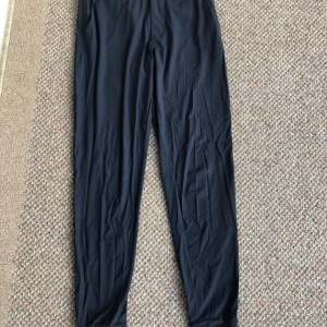 Lyle & Scott golfbyxor  - Mycket fint skick. Golfbyxa i stretch. Passar 1.65-1.70 lång. Storlek M junior