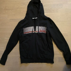 Hugo boss hoodie i bra skick säljs  - En använd Hugo boss hoodie i mycket bra skick säljs. Storleken är S. Vårt pris är 229kr från 1000kr.  