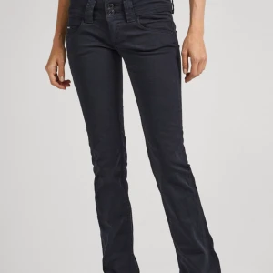 Pepe jeans - Svarta pepe jeans low waist straight. Original pris cirka 1500. Utmärkt skick knappt använda. Pris kan diskuteras, skriv om du är intresserad❤️❤️