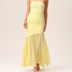 Intressekoll på min helt nya adooreklänning - Intressekoll på min helt nya superfina adooreklänning (med lapp kvar!) som tyvärr ej än kommit till användning 💛💛💛 nypris 1695kr 