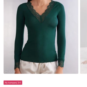 Intimissimi spets tröja - En grön Intimissimi tröja som jag bara använt en gång då jag inte tycker den va snygg på mig! Skriv för bilder och frågor💕