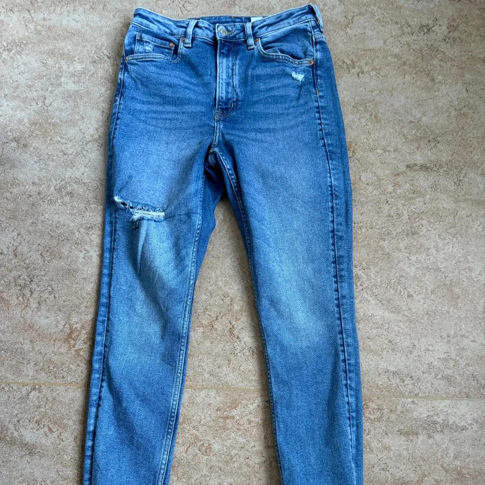Jeans från H&M storlek 42. Något små i storlek. Sparsamt använda, inget synligt slitage. Har högmidja och är i ankellängd. . Jeans & Byxor.