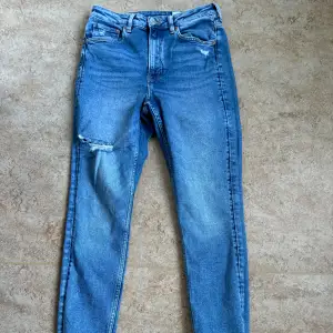 Jeans från H&M storlek 42. Något små i storlek. Sparsamt använda, inget synligt slitage. Har högmidja och är i ankellängd. 