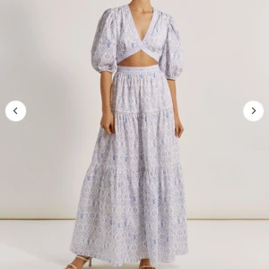 SÖKES  - Söker denna klänning från By Malina. Klänningen heter Sienna maxi dress.