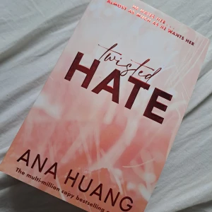 Twisted hate ana huang  - Oanvänd 