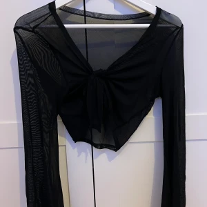 Strand kofta - Genomskinlig strand kofta som passar perfekt att ha över bikinin.