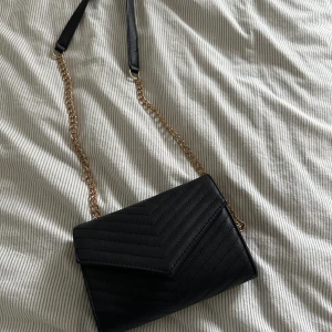 Väska  - Säljer då den inte kommer till användning längre.⭐️Den är i nyskick och har inga defekter.🥰