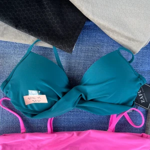 Bikinitopp  - Petrolblå bikinitopp, aldrig använd. Strl M 💙