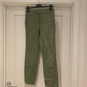 Linnebyxor gröna  - Gröna Linnebyxor rak modell, något smalare längst ner. Från United Color of Benetton strl 150 (passar 10-11 åt).