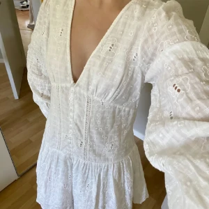 Vit klänning  - Vit klänning från zara i stl S, 800+frakt