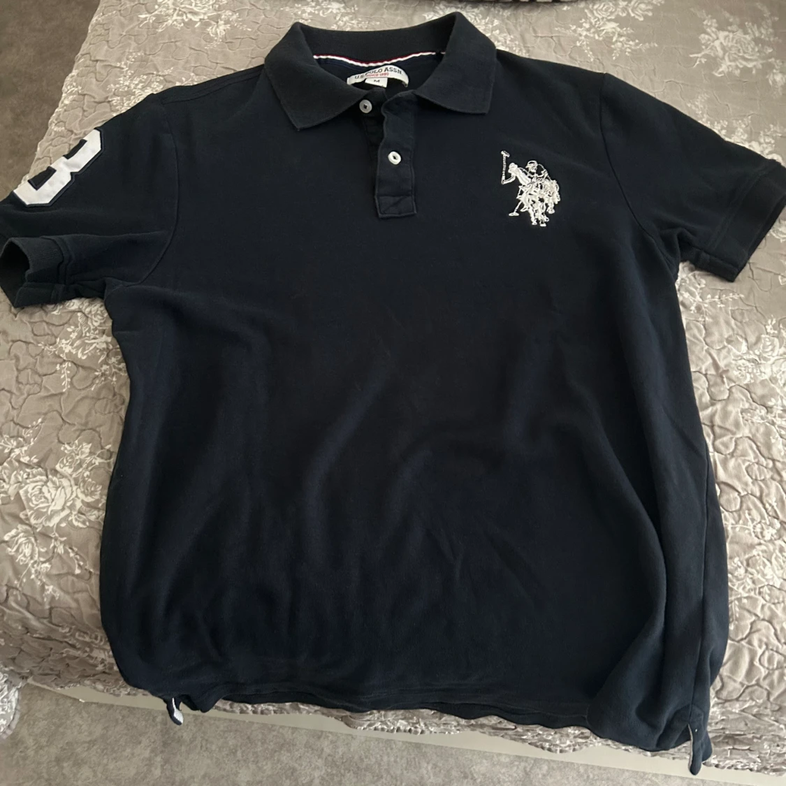 svart polo tröja