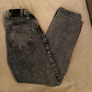 GRUNT JEANS - Ett par feta jeans ifrån Grunt . Dom passar ungefär om man är 150-160 skulle jag säga. Dessa är köpta från kidsbrandstore