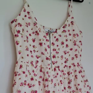 Blommig klänning  - En knälång sommarklännig från Gina Tricot som är för liten för mig. Superfin till midsommar eller på semester!🌸🌺  Ställ gärna frågor om du har några!