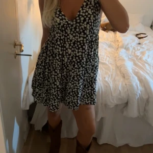 Blommig klänning - Super söt blommor klänning köpt i USA. Passar svinbra till boots
