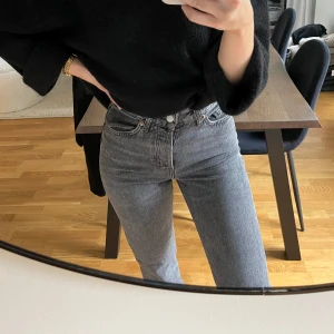 Jeans  - Raka jeans utan stretch.  Går ner till marken på mig som är 168.  Som nya🤍