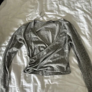 V-ringad tröja - Bra sick, inga skador och använd 3-4 gånger