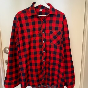 Långärmad skjorta - Rödrutig flanell skjorta Skick: Aldrig använd fick den i Julklapp för 2-3 år sedan men har bara hängt i garderoben. Pris: 250kr. Går att diskuteras vid snabb affär Finns i Kalmar 