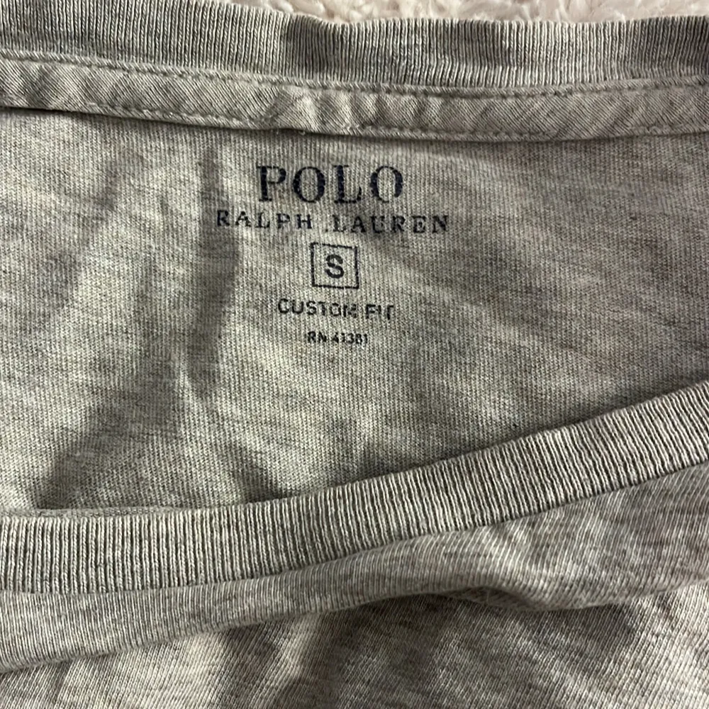 Snygg grå t-shirt från Ralph Lauren i bra skick! Den är stolek S i herr. Säljer eftersom jag inte andvänder den längre💕. T-shirts.
