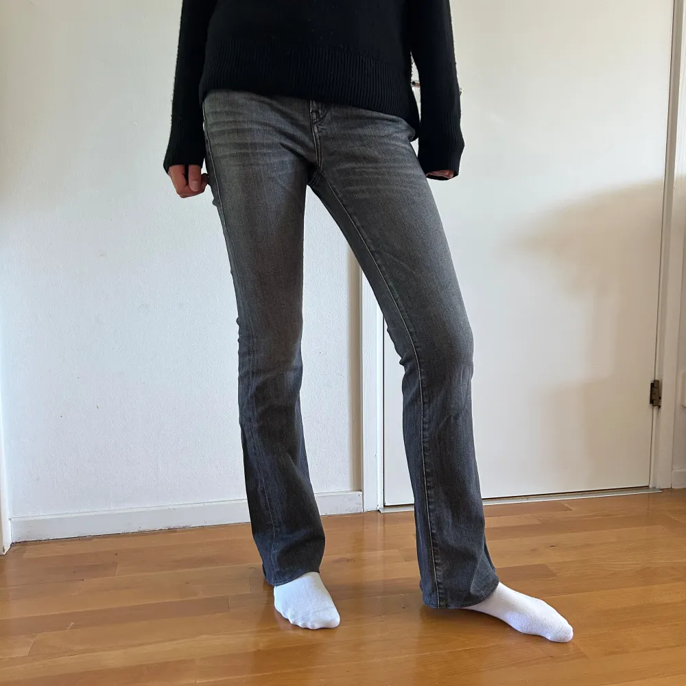 Gråa jeans från Diesel. Storlek 27/34 men har sytt upp dem för att dem ska passa mig som är 170 cm. . Jeans & Byxor.