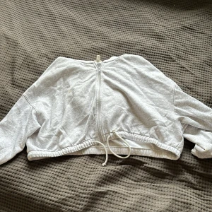 zip up hoddie - grå hoodie som är halvt cropad, passar de flesta och har storleken XL men är mer som en M egentligen. Pösig och mysig