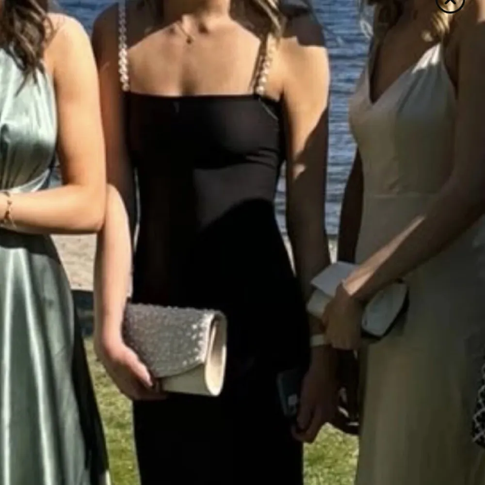 Väldigt snygg klänning som jag köpte här på plick. Hade dock en annan klänning på balen så den kom aldrig till användning. Sista bilden är min egen.. Mekot.
