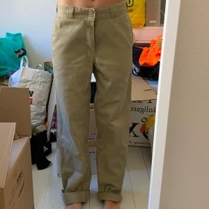 Dickies Byxor - Bra skick. Inte så väl använda. Ganska speciella i storleken, så passar nog de flesta.