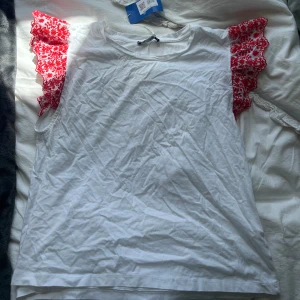 Tshirt med volang - Tshirt med röd volang på ärmarna från zara❤️